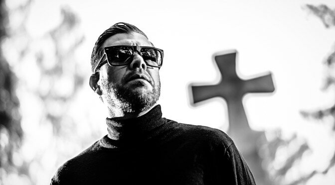 Erik Cohen stellt seine exklusive 7-Inch vor und kündigt Besuch bei Blitz Records an – mit Video!