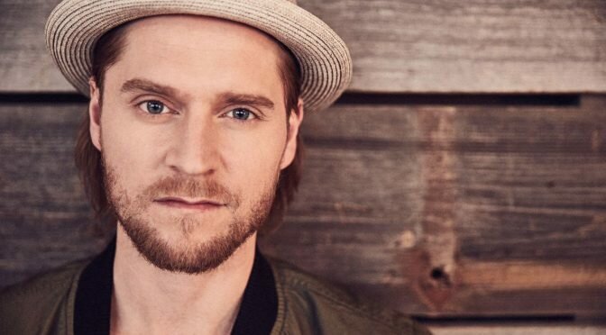 Johannes Oerding eröffnet die Plattenladenwoche mit einem Schaufensterkonzert in Hamburg